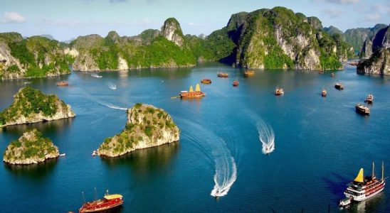 Tham quan Vịnh Hạ Long - Điểm đến du lịch hấp dẫn tại Quảng Ninh