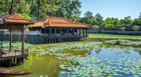 Khám phá Lăng Tự Đức vào mùa hè - công trình lăng tẩm đẹp nhất ở Huế